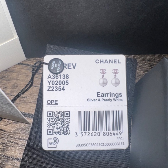 Authentic Chanel pearl CC earrings - Picture 4 of 6
